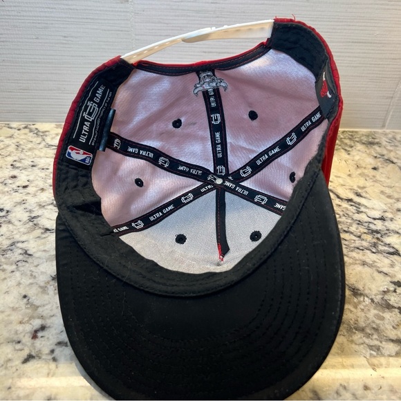 NBA Chicago Bulls Red and Black Hat - Picture 4 of 5